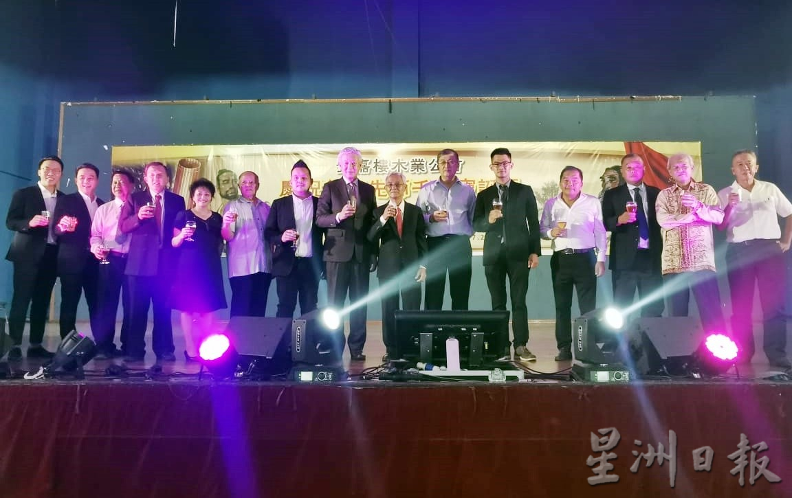 东:登嘉楼木业公会会长廖木生指出,登州政府及森林局同意让木业商家申请分阶段缴付森林税租及减少森林发展税收,减轻业者的负担。