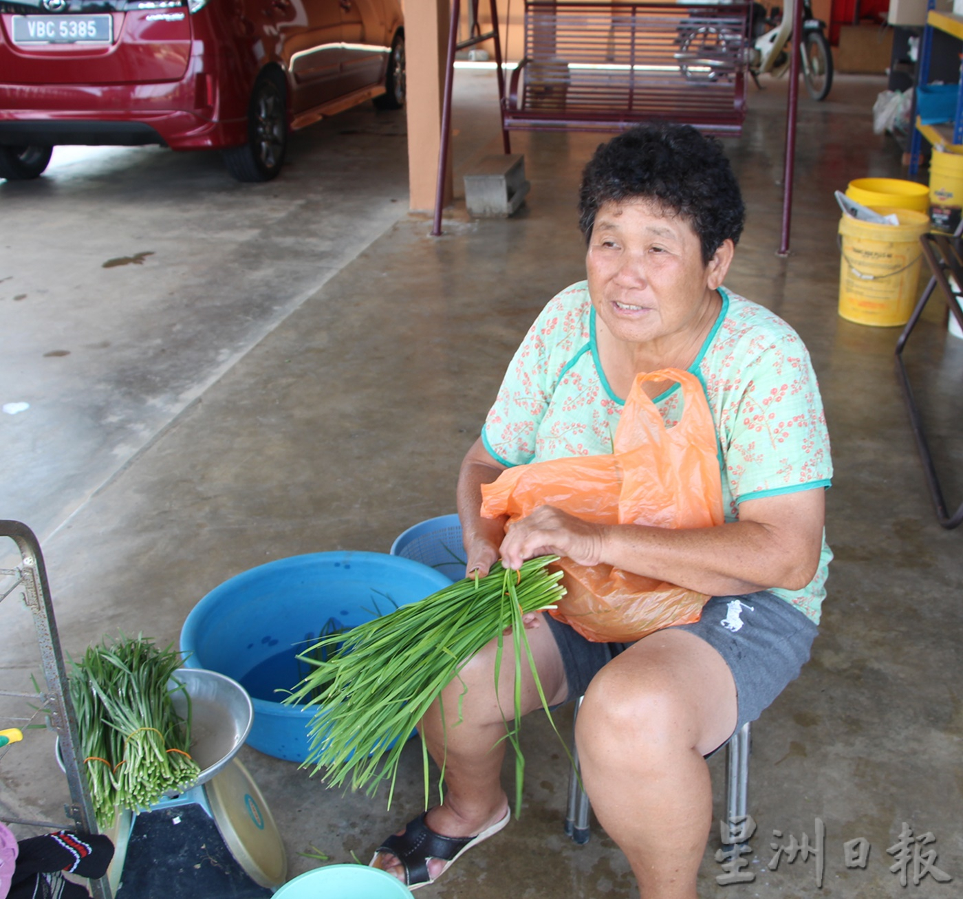 东:蔬菜价格高昂,村民纷纷在住家庭院空地种植瓜果蔬菜