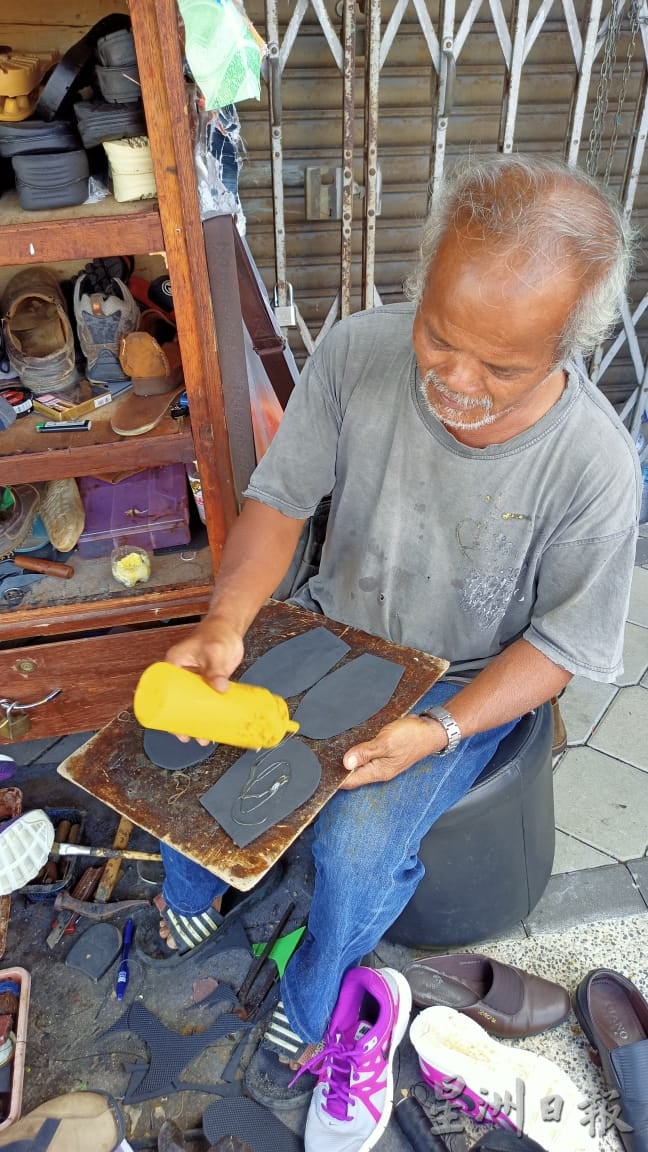 东:补鞋原料涨价,但关丹多数鞋匠补鞋收费10年不变。