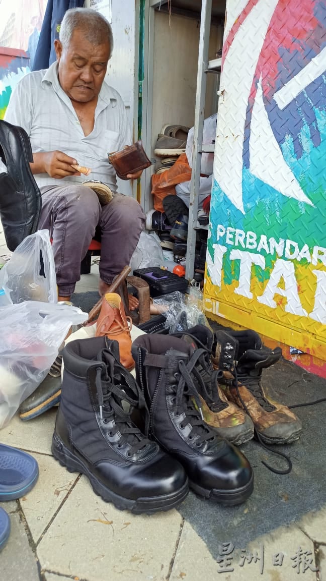 东:补鞋原料涨价,但关丹多数鞋匠补鞋收费10年不变。