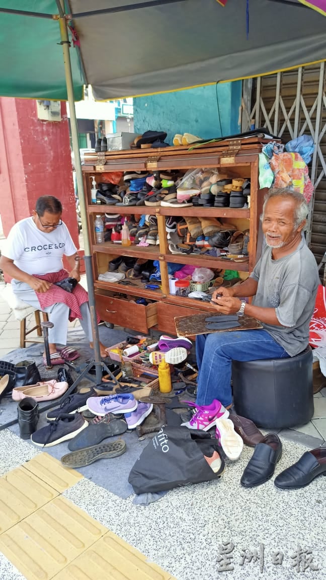 东:补鞋原料涨价,但关丹多数鞋匠补鞋收费10年不变。