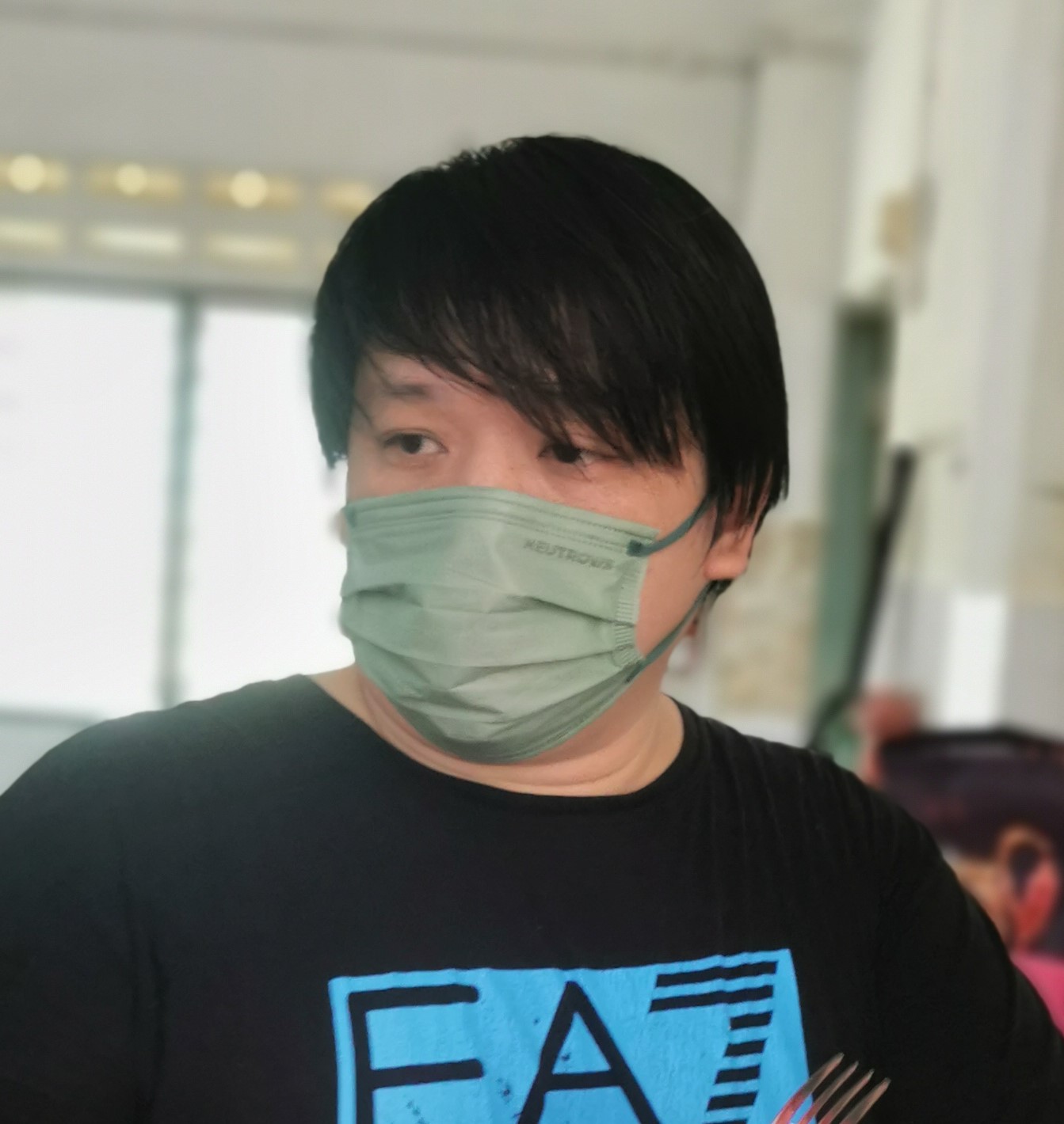 东:阔别两年多,学校食堂终于开放,学生们下课时开心购买食物用餐!