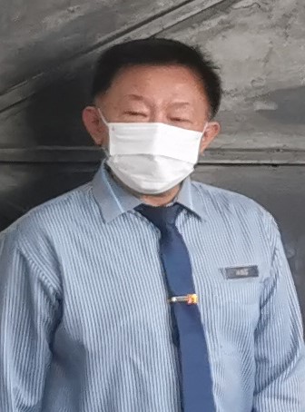 东:阔别两年多,学校食堂终于开放,学生们下课时开心购买食物用餐!