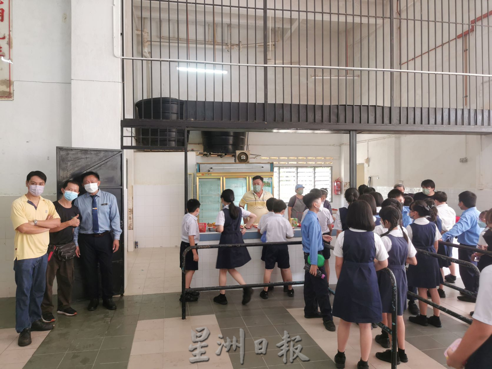 东:阔别两年多,学校食堂终于开放,学生们下课时开心购买食物用餐!
