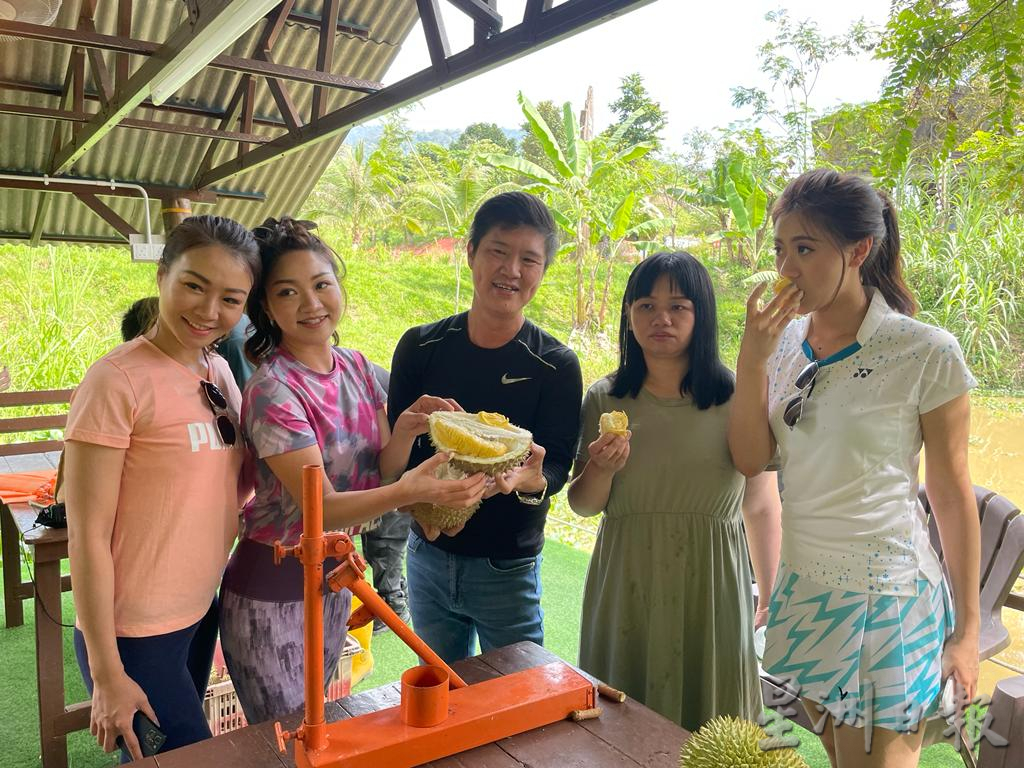 东：香港亚视一姐薛影仪和美姐到文冬