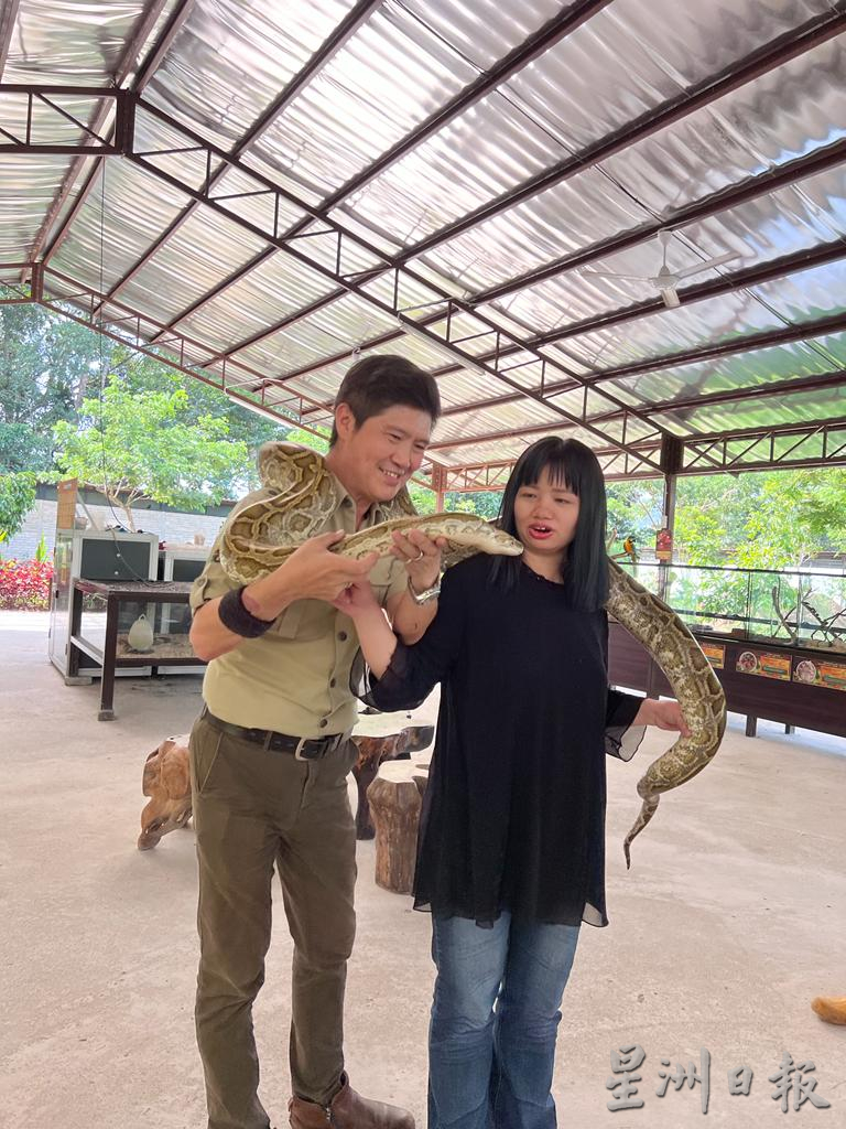 东：香港亚视一姐薛影仪和美姐到文冬