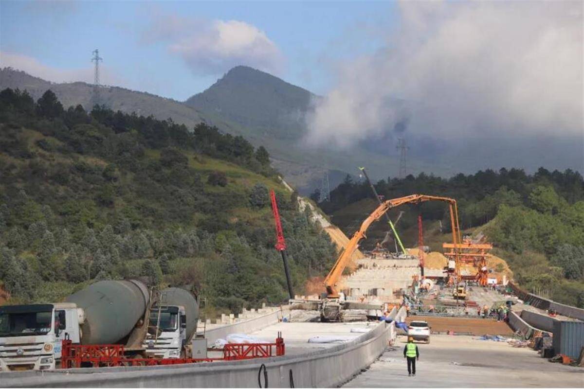 云南兴建中高速公路隧道突泥涌水 酿3死4伤1失联