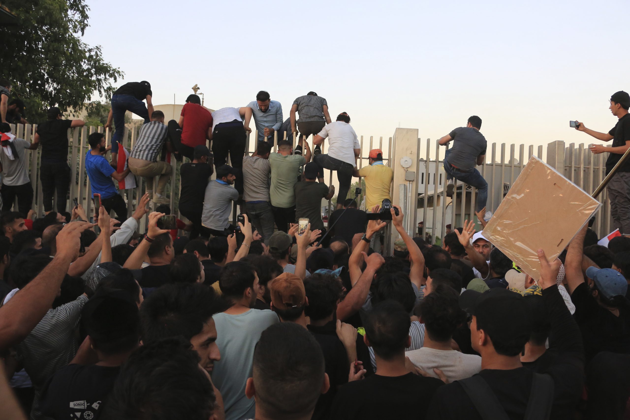 伊拉克290天无总理创纪录 数千民众占据国会站桌怒吼 