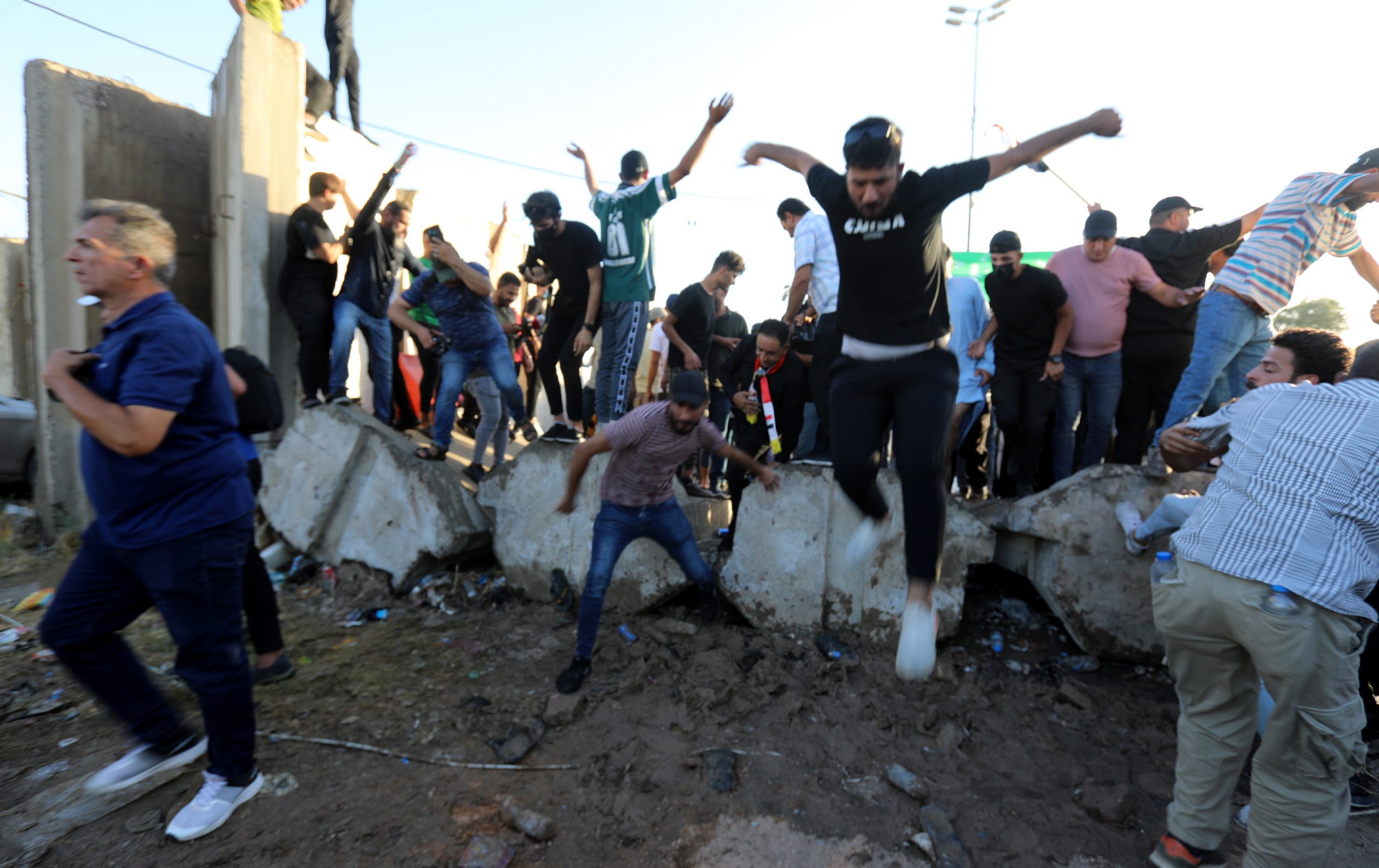 伊拉克290天无总理创纪录 数千民众占据国会站桌怒吼 