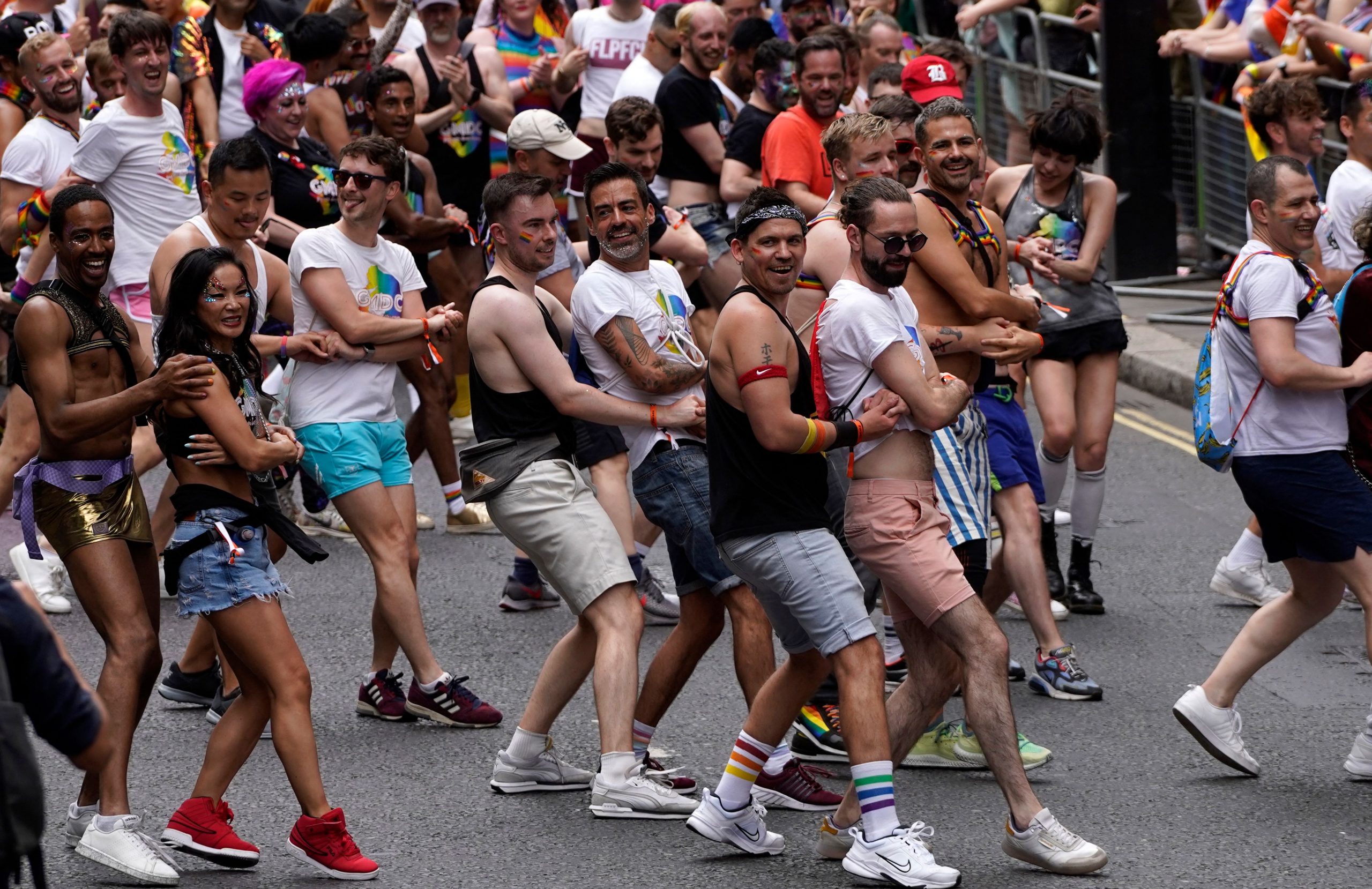 伦敦同志游行50周年 百万人上街“彩虹欢庆”