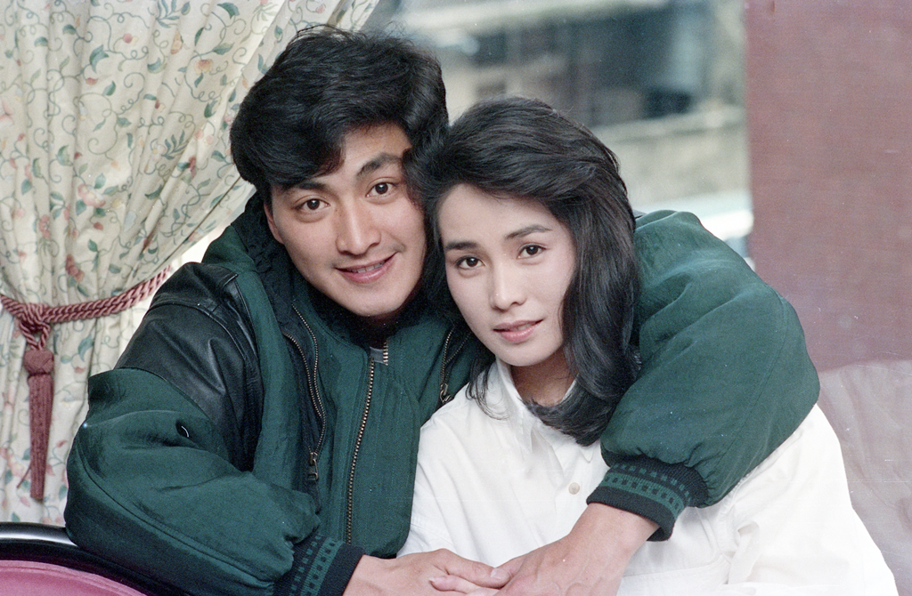 何家劲早已隐婚生女?晒与2小女孩戏水照秀惊人臂力