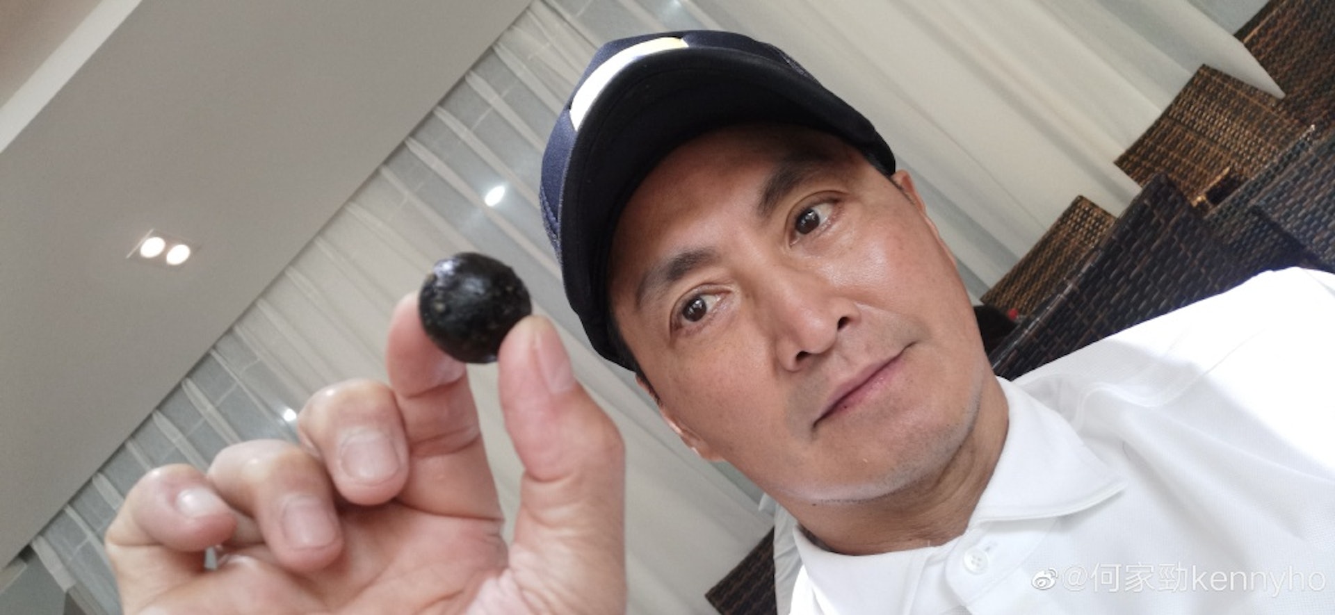 何家劲早已隐婚生女?晒与2小女孩戏水照秀惊人臂力