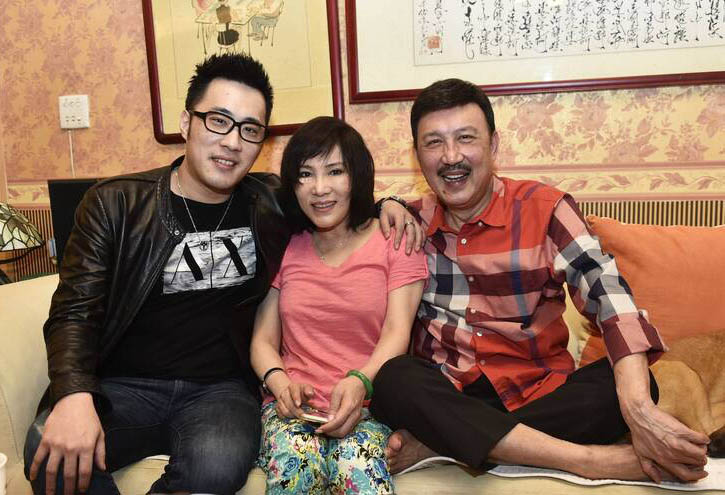 余天病榻照曝光 对镜头比赞报平安