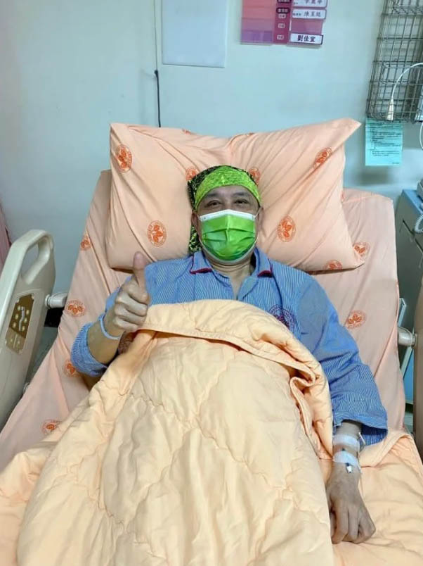 余天病榻照曝光 对镜头比赞报平安