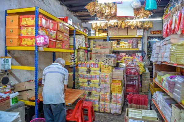 供fb/原料缺 制造厂人手少,神料店早订货,保住价不起