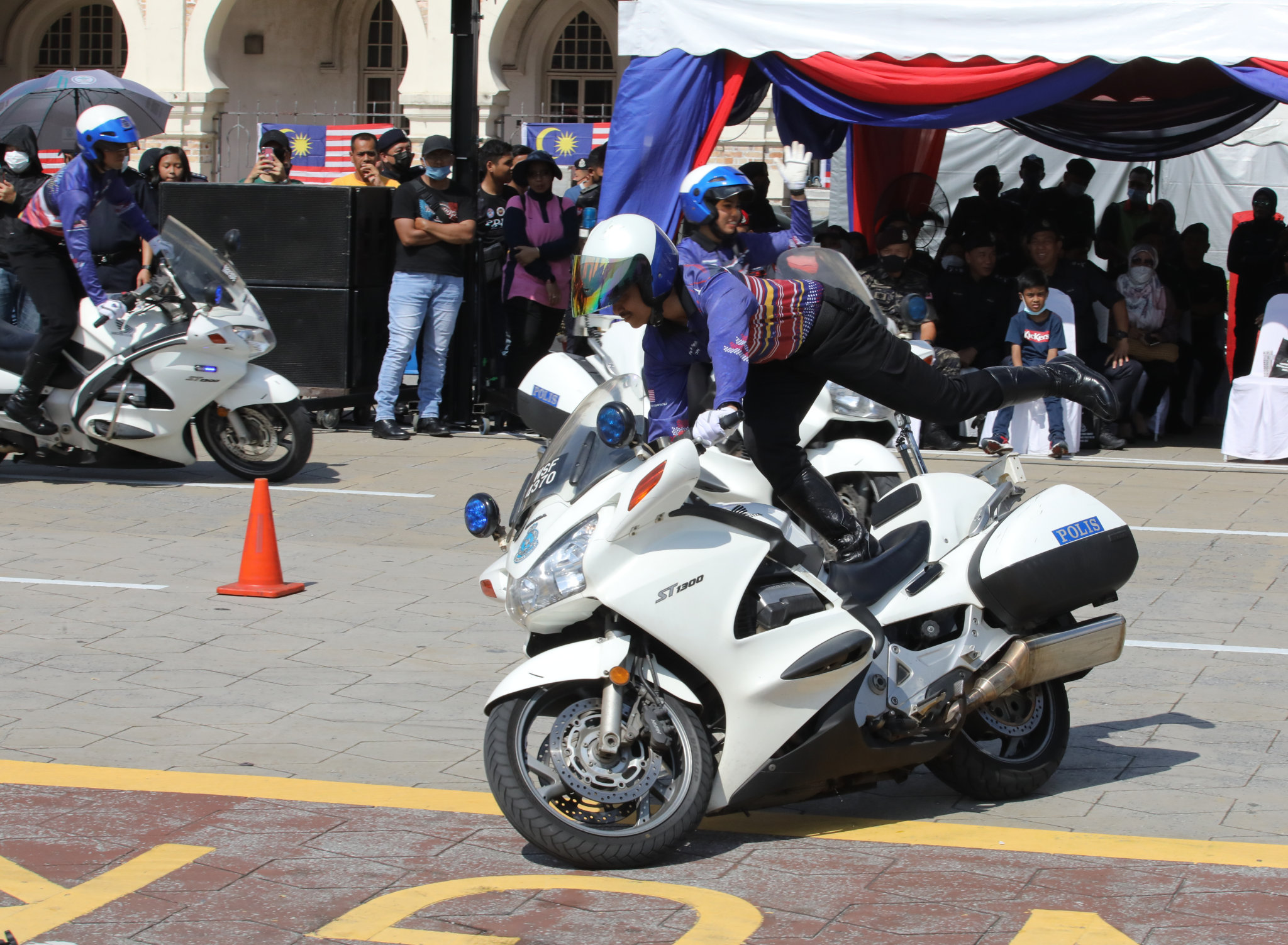 促进警民同心警首次办公路游行·吸引上百公众共襄盛举