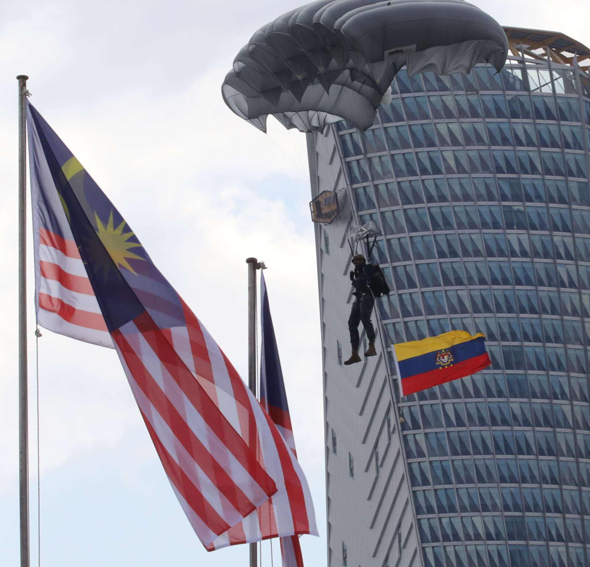 促进警民同心警首次办公路游行·吸引上百公众共襄盛举