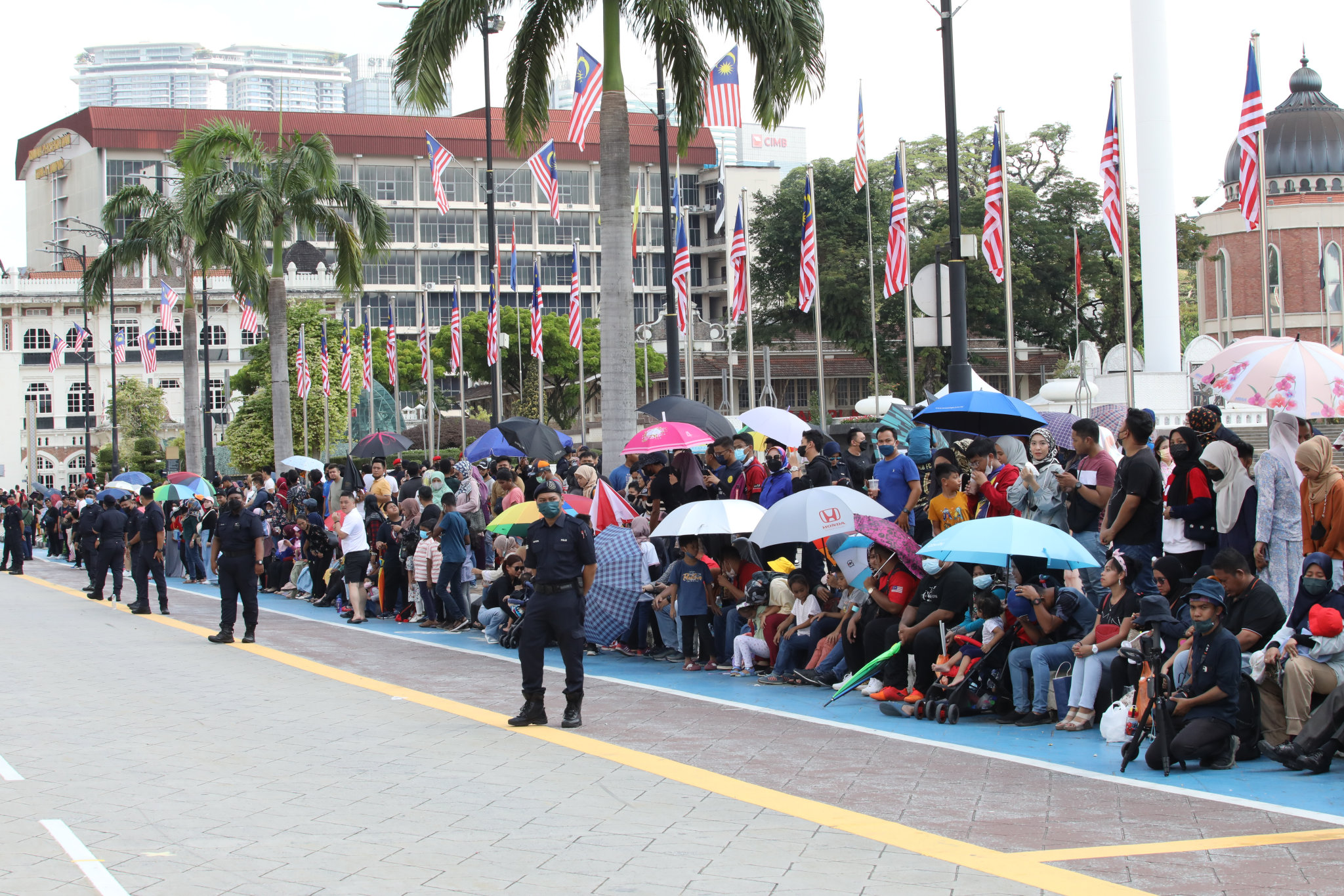 促进警民同心警首次办公路游行·吸引上百公众共襄盛举