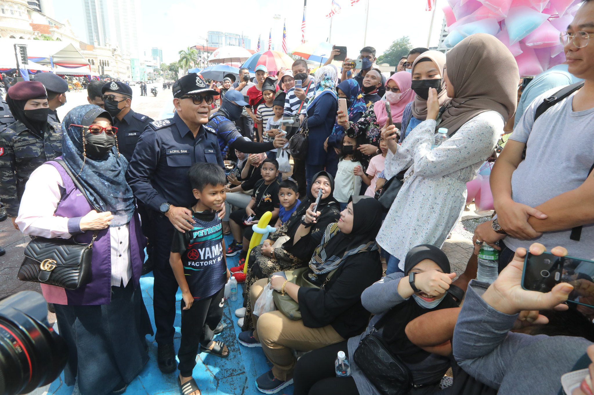 促进警民同心警首次办公路游行·吸引上百公众共襄盛举