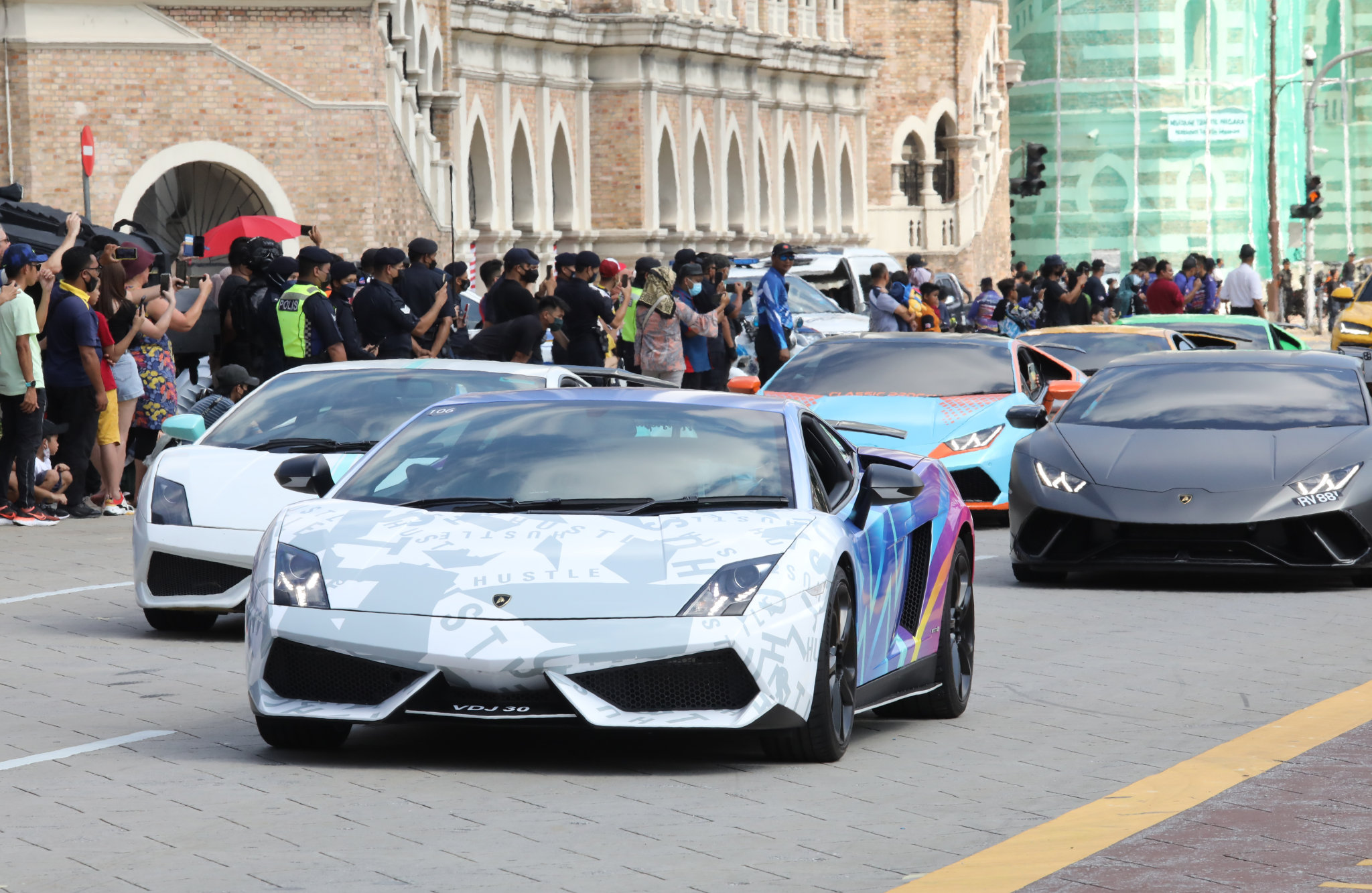 促进警民同心警首次办公路游行·吸引上百公众共襄盛举