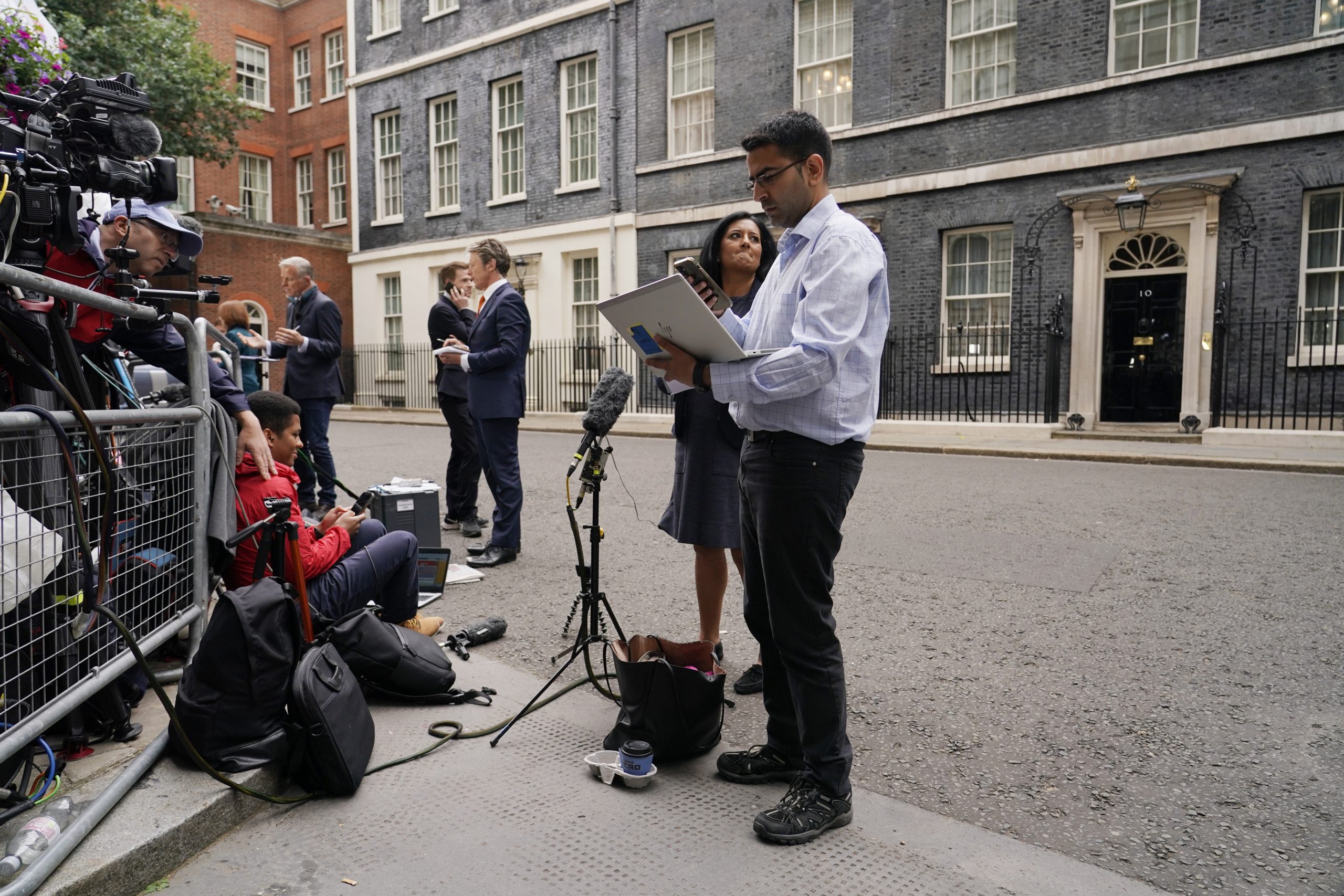 保守党施压 内阁掀辞职潮 英媒爆约翰逊今辞职