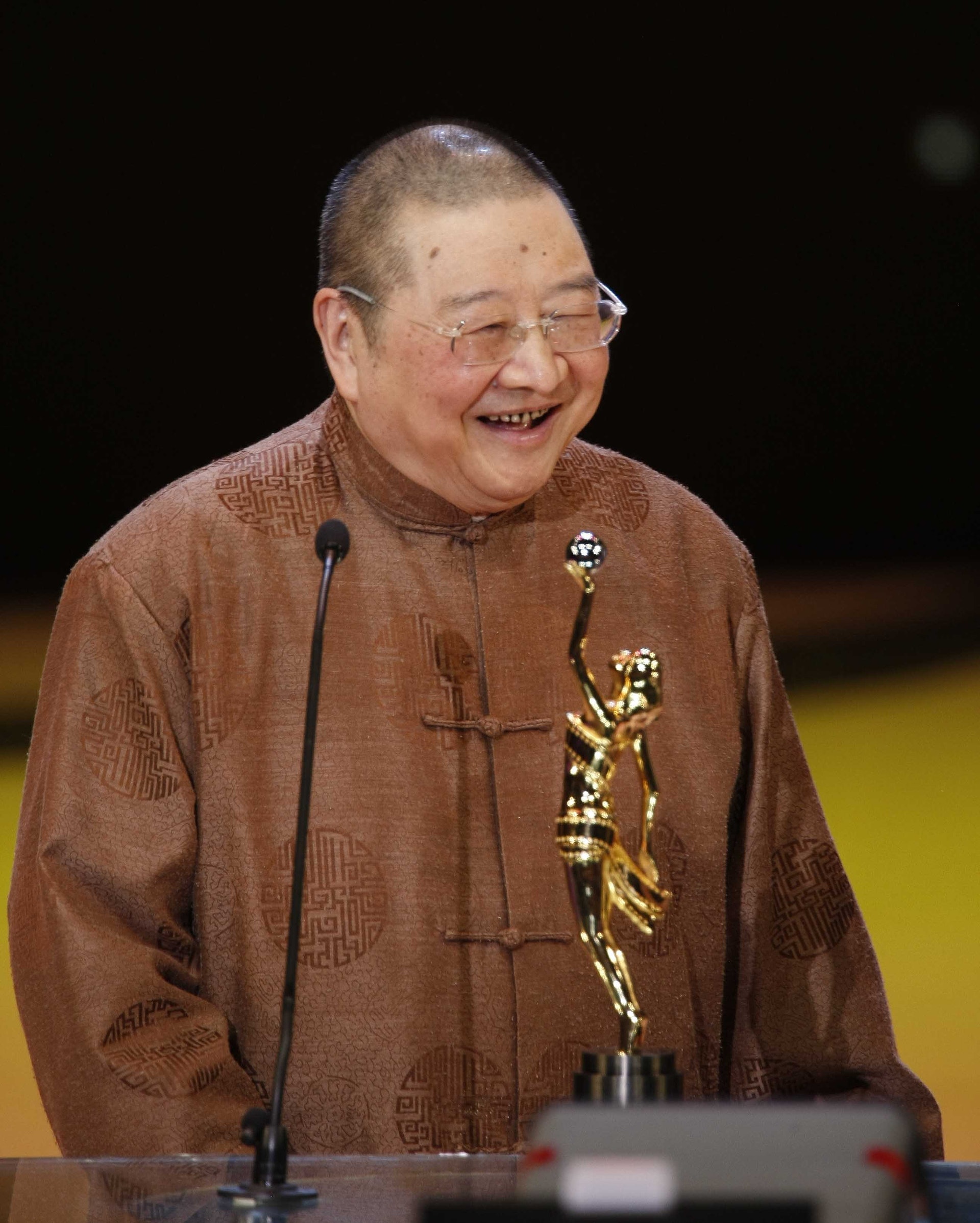 倪匡逝世 | 《今夜不设防》访问无数巨星 “没性冷淡女人”成名句