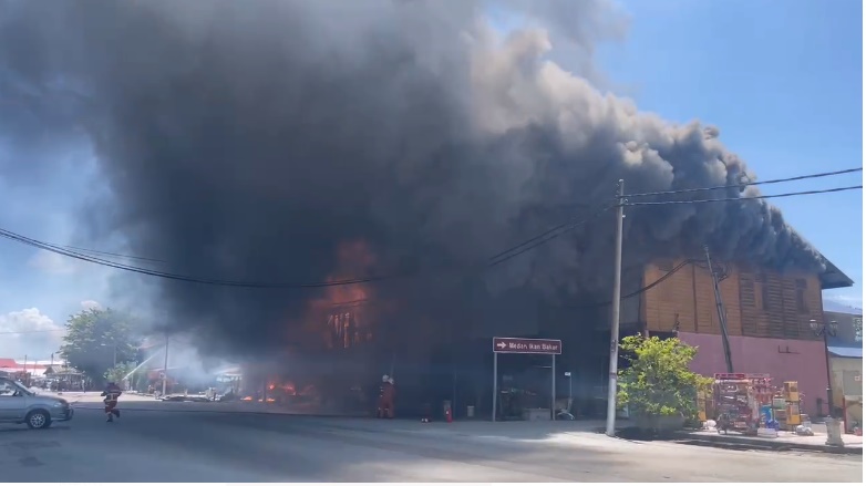 全国(先供夜报):兴楼老街火患 7家半砖板店屋受波及