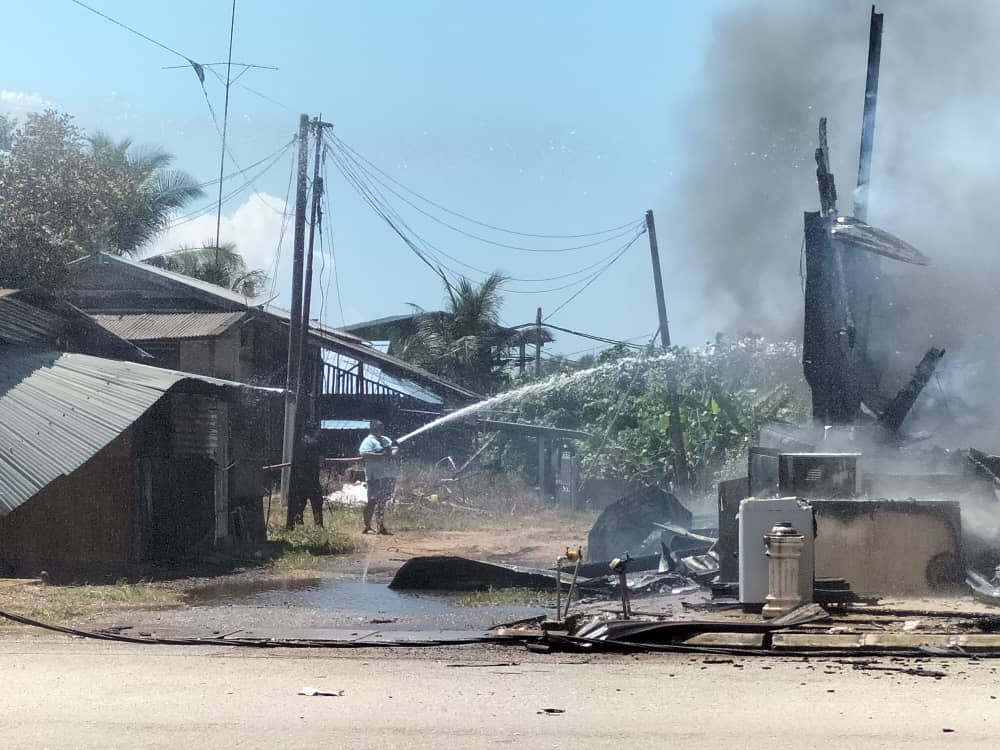 全国(先供夜报):兴楼老街火患 7家半砖板店屋受波及