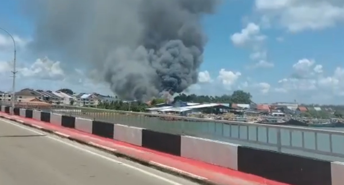 全国(先供夜报):兴楼老街火患 7家半砖板店屋受波及