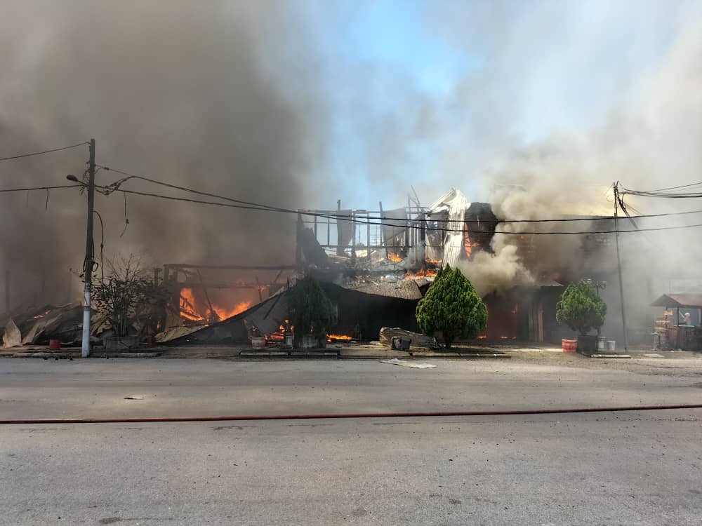 全国(先供夜报):兴楼老街火患 7家半砖板店屋受波及