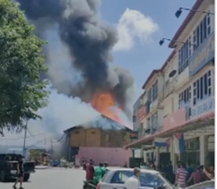 全国(先供夜报):兴楼老街火患 7家半砖板店屋受波及