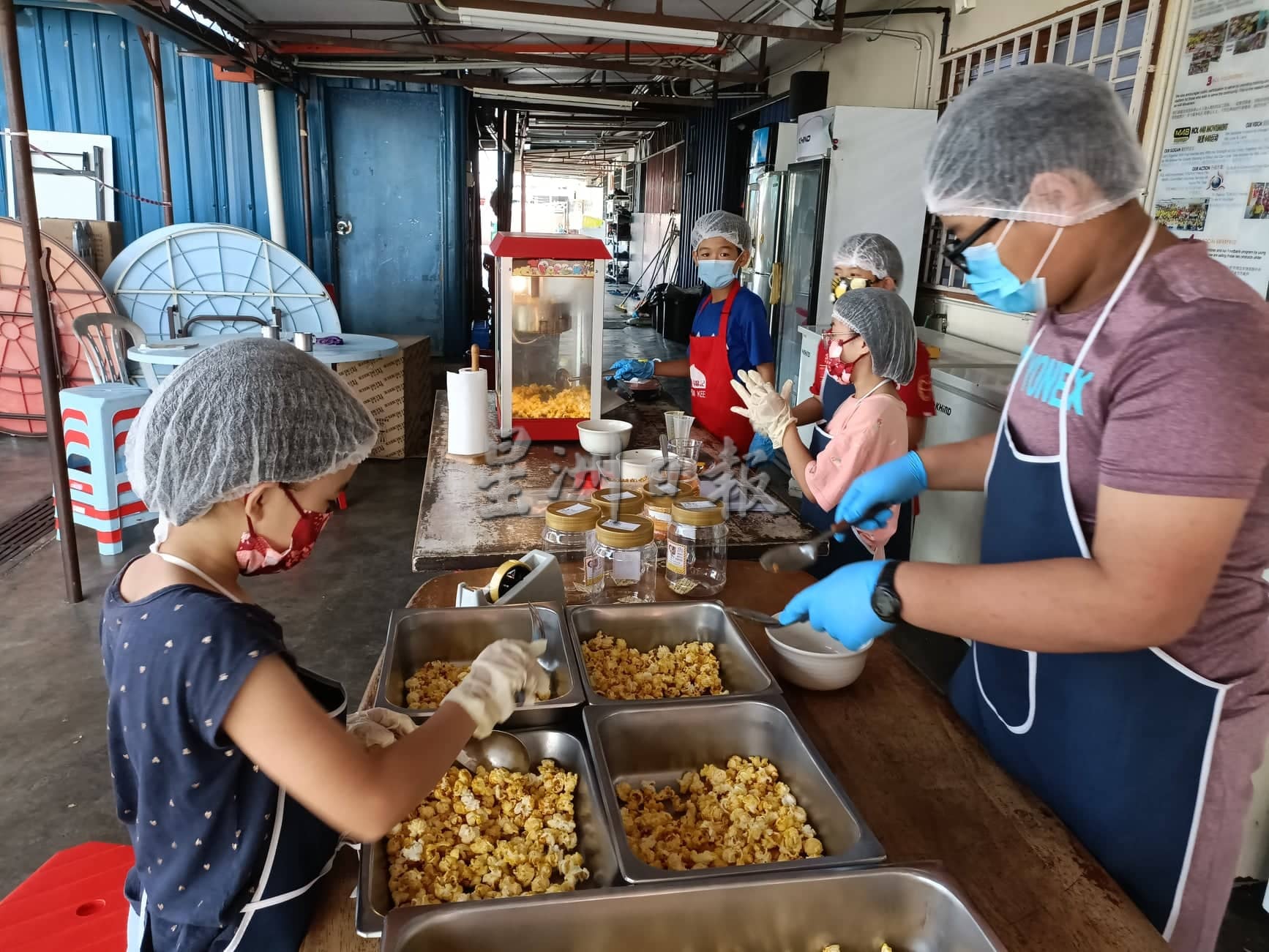 福爱之家小朋友自制爆米花,自给自足