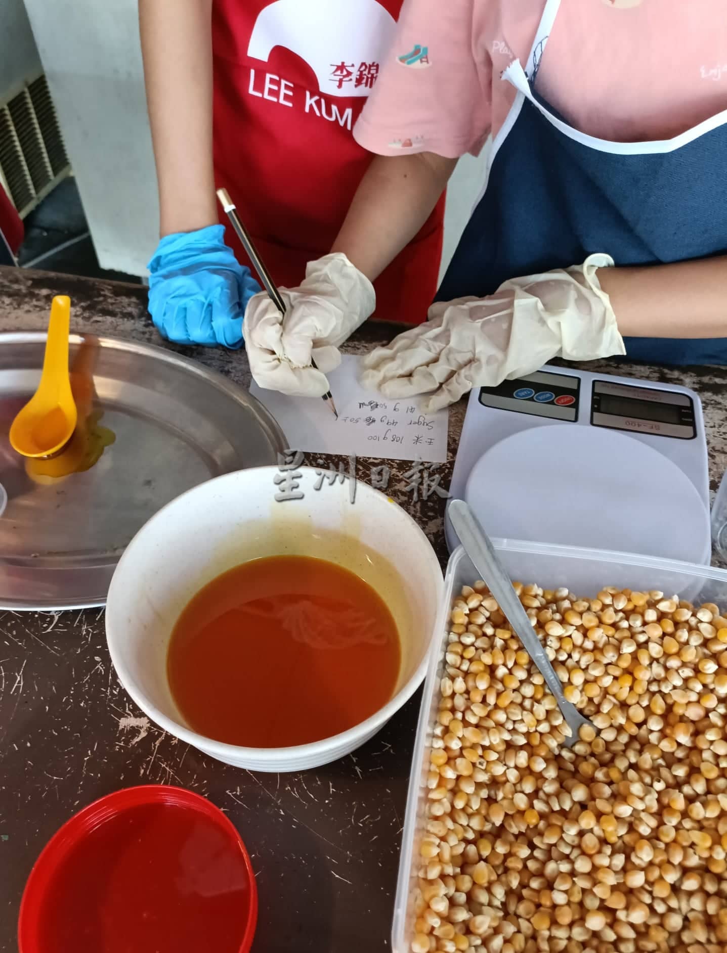 福爱之家小朋友自制爆米花,自给自足