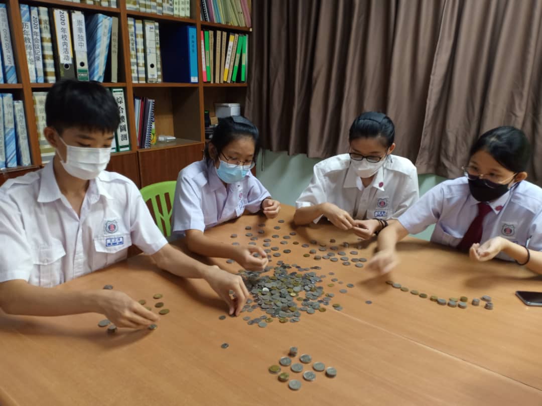 姐弟饮水思源 扑满储蓄全捐学校