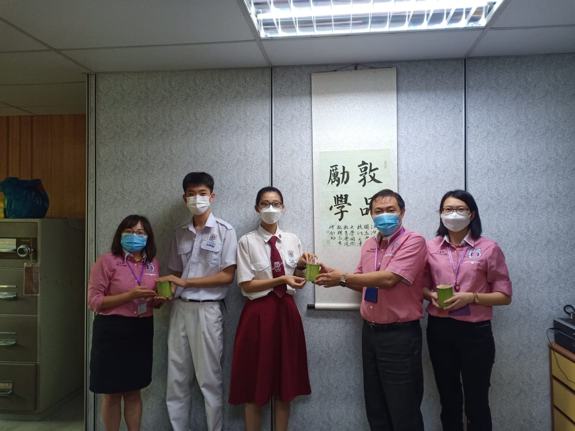 姐弟饮水思源 扑满储蓄全捐学校