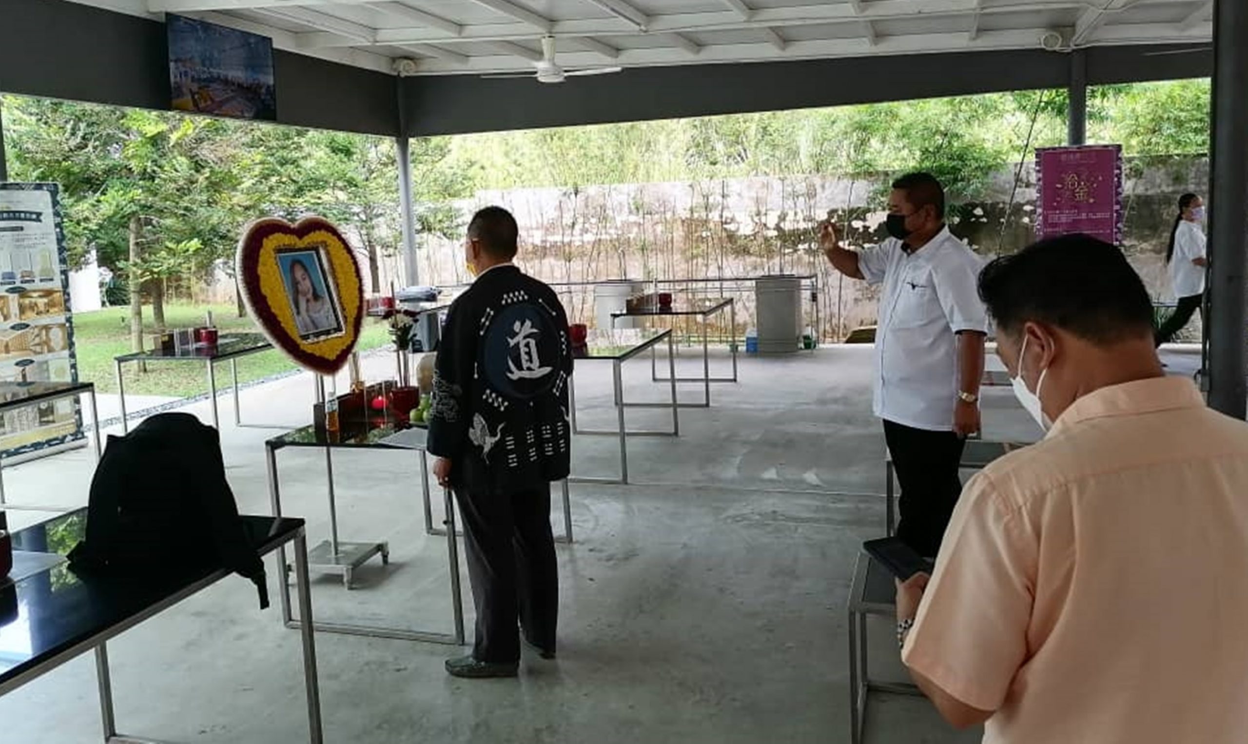 全国:“男病逝2女殉情案” 罗亿美火化后骨灰今早安奉甘孟怀亲园。