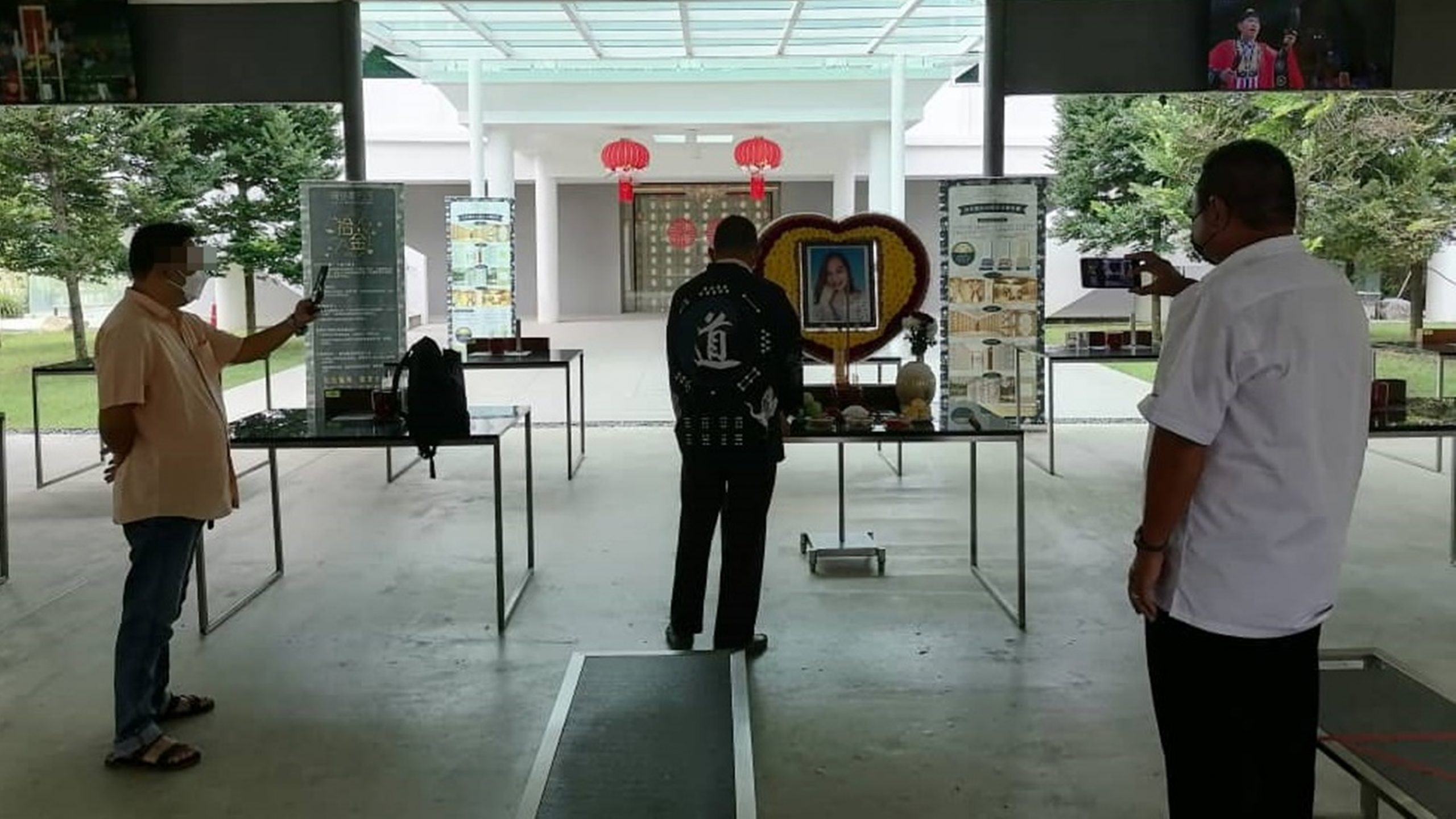 全国:“男病逝2女殉情案” 罗亿美火化后骨灰今早安奉甘孟怀亲园。