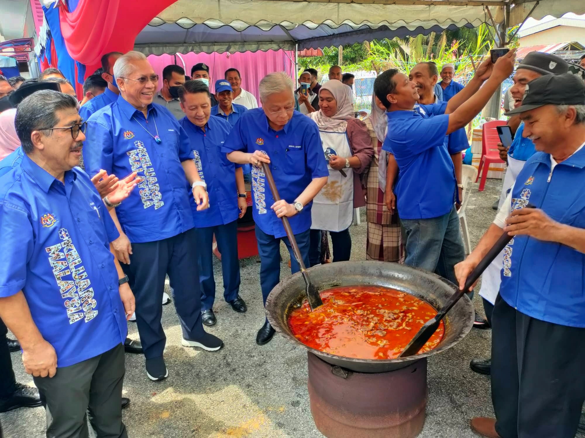 全国:首相拿督斯里依斯迈沙比利今午在丹州格底里为备有5G网络的数字中心主持开幕礼,之后与当地约5000人共进午餐,体验“bekwoh”之乐。