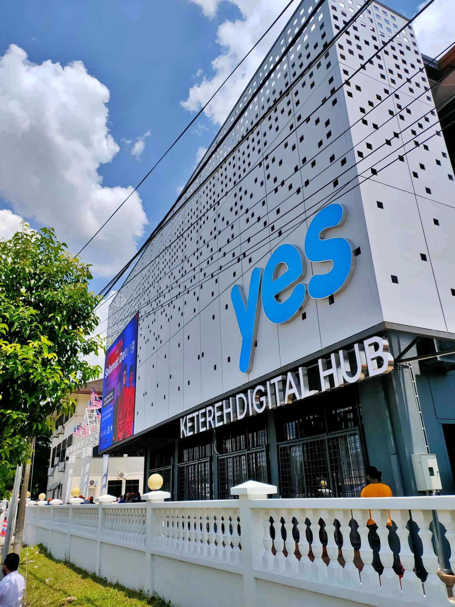 全国:首相拿督斯里依斯迈沙比利今午在丹州格底里为备有5G网络的数字中心主持开幕礼,之后与当地约5000人共进午餐,体验“bekwoh”之乐。