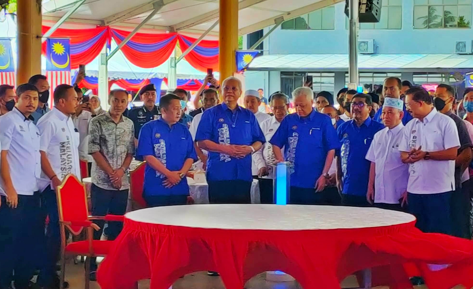 全国:首相拿督斯里依斯迈沙比利今午在丹州格底里为备有5G网络的数字中心主持开幕礼,之后与当地约5000人共进午餐,体验“bekwoh”之乐。