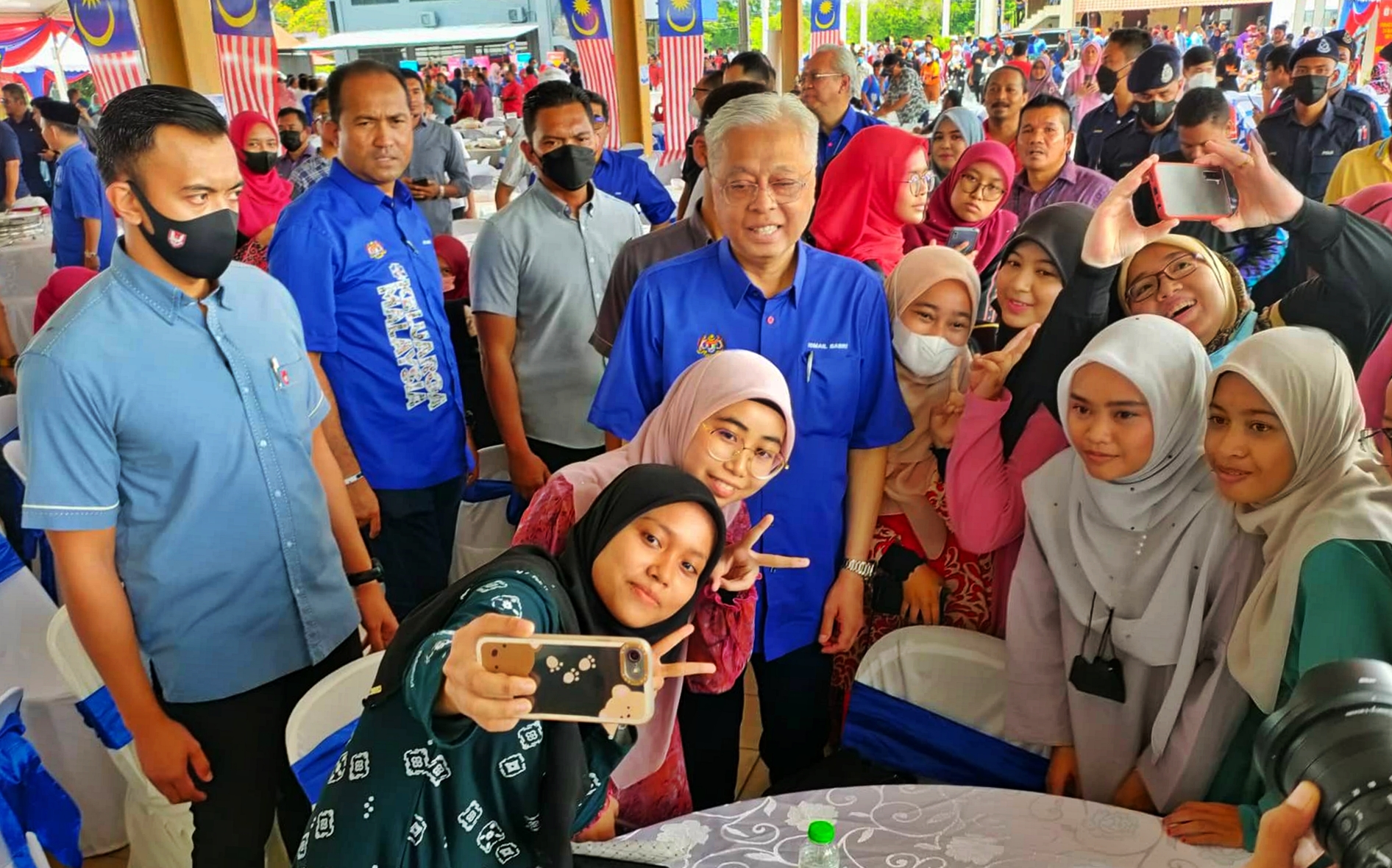 全国:首相拿督斯里依斯迈沙比利今午在丹州格底里为备有5G网络的数字中心主持开幕礼,之后与当地约5000人共进午餐,体验“bekwoh”之乐。