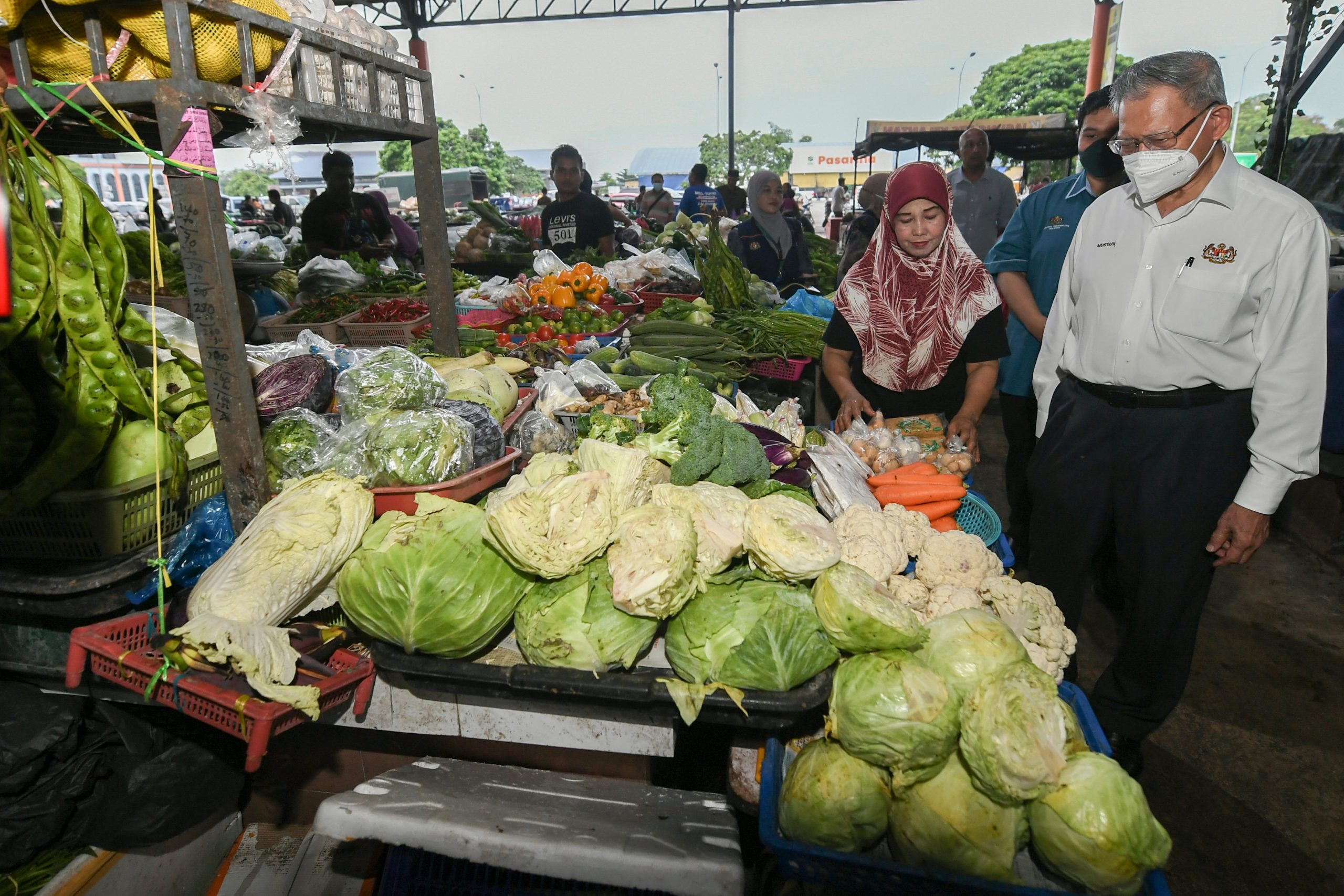 全国:首相署(经济)部长拿督斯里慕斯达法指出,应对通膨特工队明日召开第3次会议,主要讨论两项课题,即补贴食油供应短缺和必需品价格上涨的解决方案。