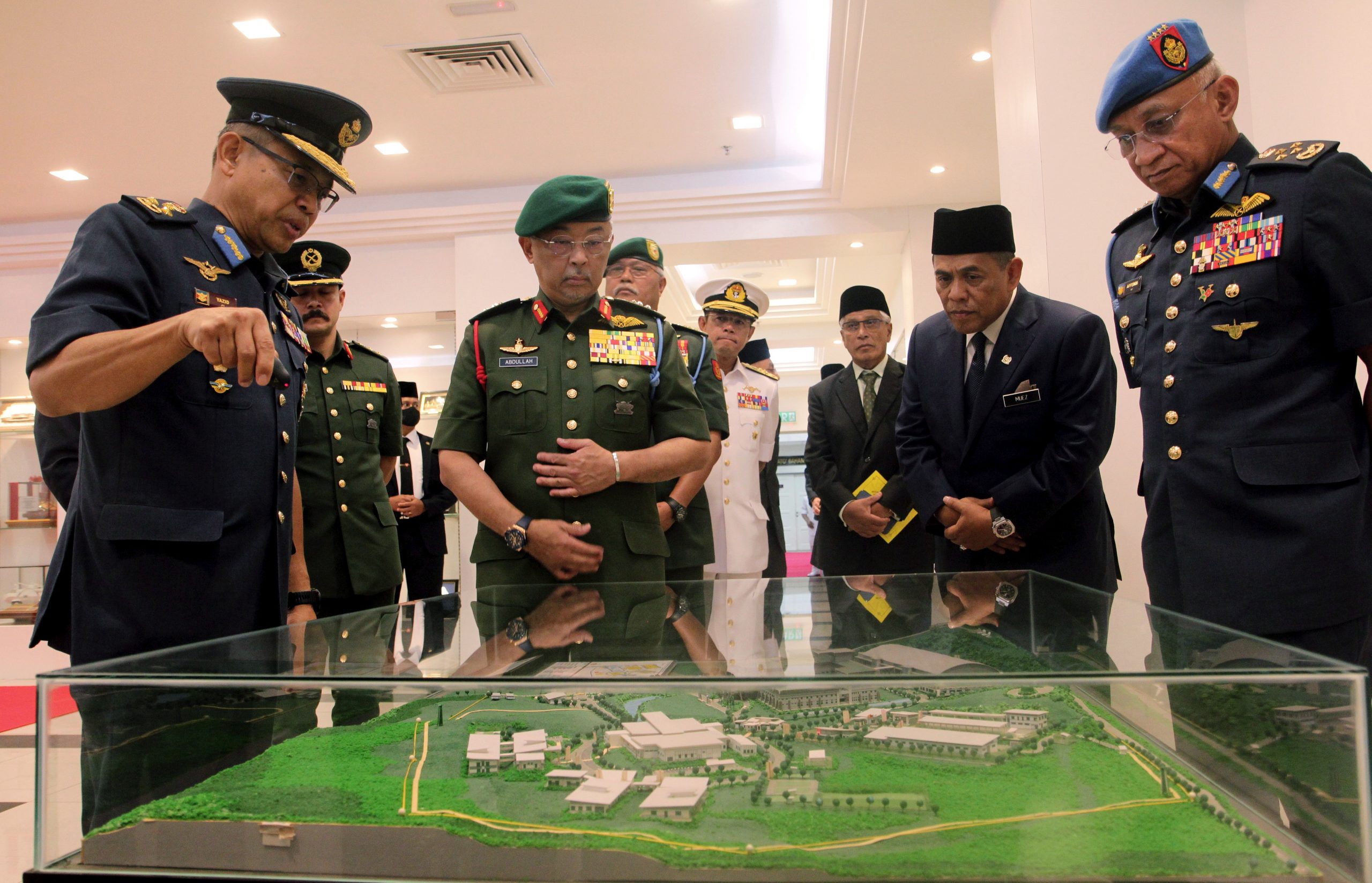 国家元首苏丹阿都拉陛下于今早,出席在班珍路举行的苏丹阿都拉陆军营地命名仪式。