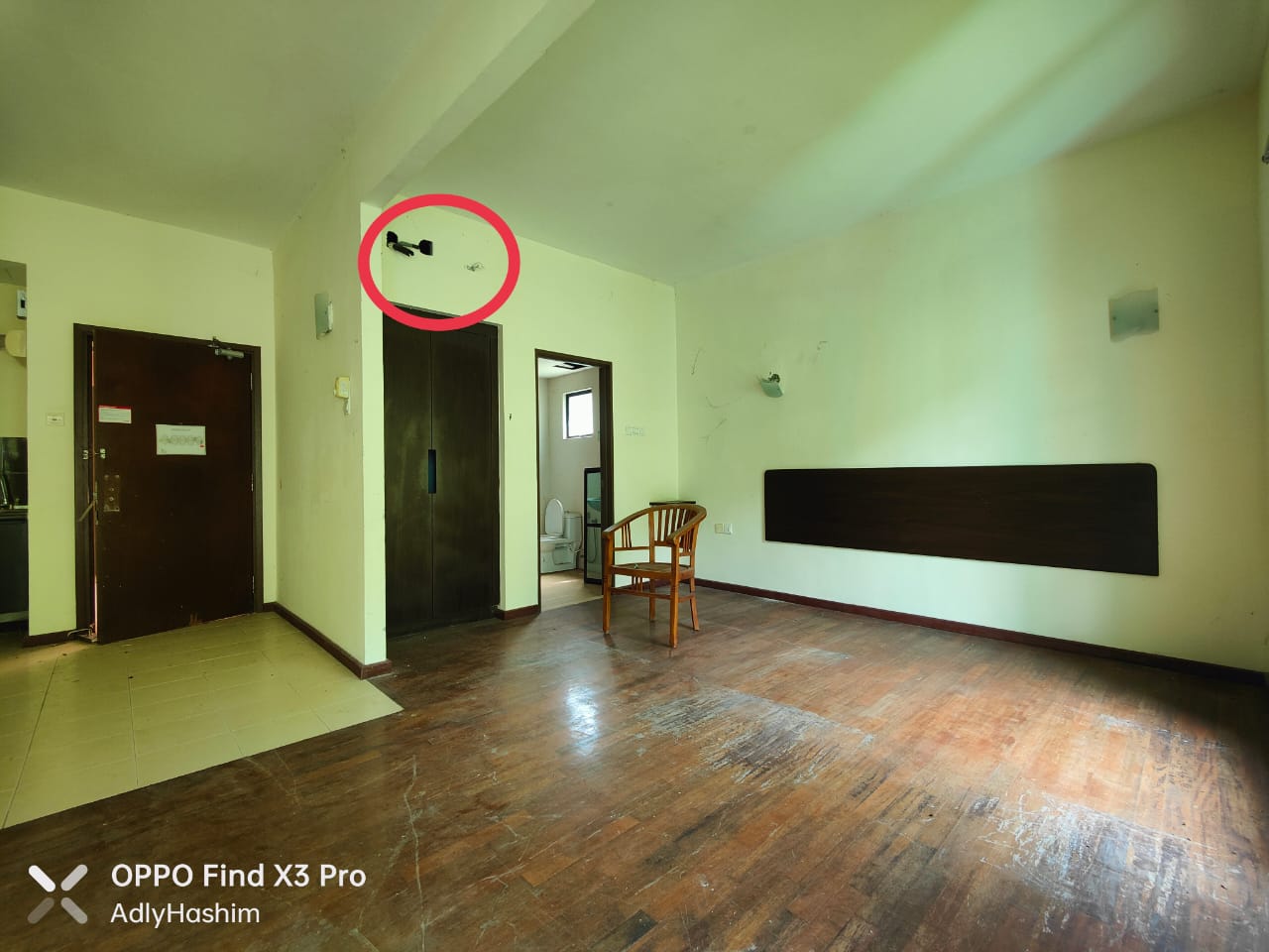 全：甘孟山城度假村业主控诉，该山城持有者建乐集团（Sentoria）拖欠租金、难以与管理层直接沟通及分层地契高楼建筑的共管机构（JMB）没有即时协助业者处理问题等。