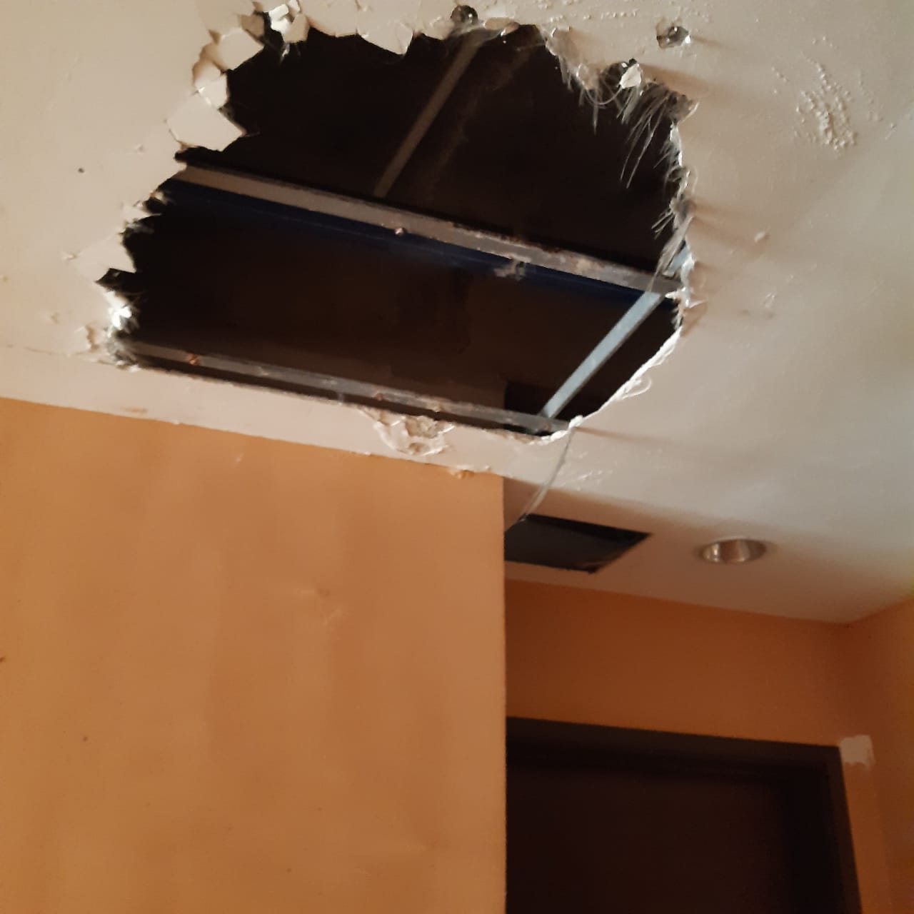 全：甘孟山城度假村业主控诉，该山城持有者建乐集团（Sentoria）拖欠租金、难以与管理层直接沟通及分层地契高楼建筑的共管机构（JMB）没有即时协助业者处理问题等。