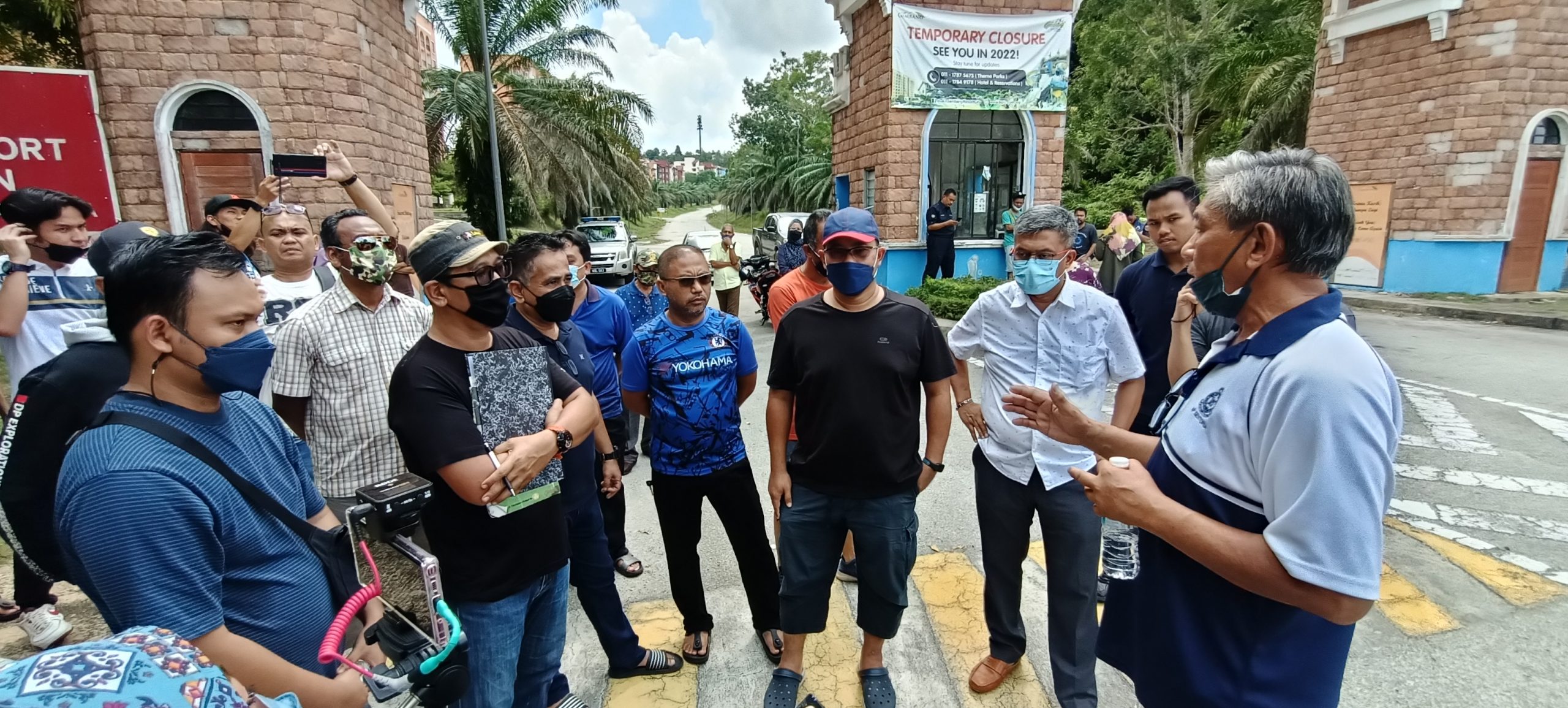 全：甘孟山城度假村业主控诉，该山城持有者建乐集团（Sentoria）拖欠租金、难以与管理层直接沟通及分层地契高楼建筑的共管机构（JMB）没有即时协助业者处理问题等。