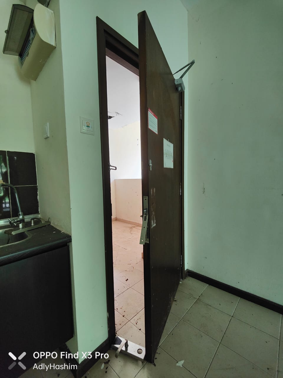 全：甘孟山城度假村业主控诉，该山城持有者建乐集团（Sentoria）拖欠租金、难以与管理层直接沟通及分层地契高楼建筑的共管机构（JMB）没有即时协助业者处理问题等。