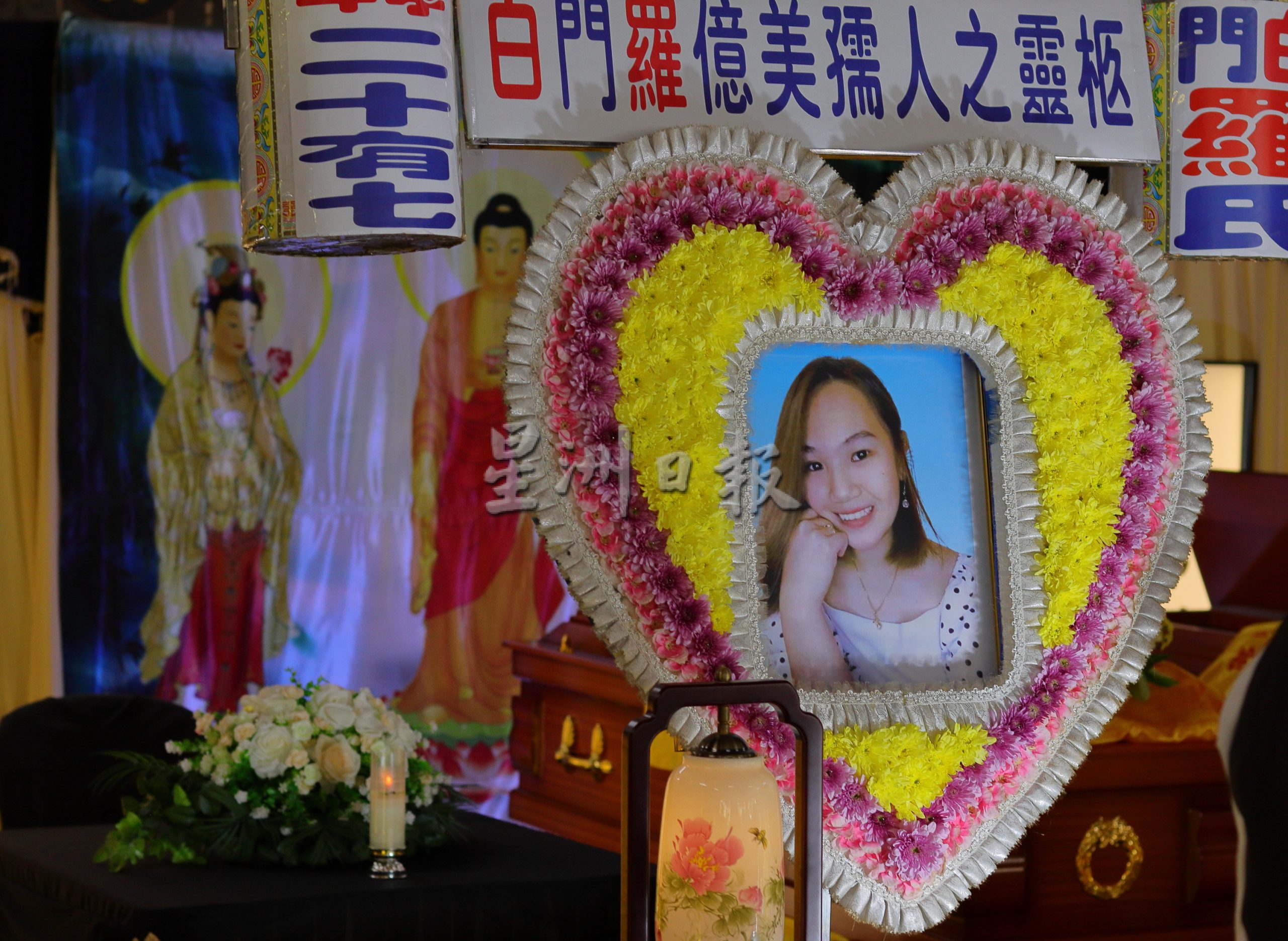 白国良与妻子和女友一同出殡