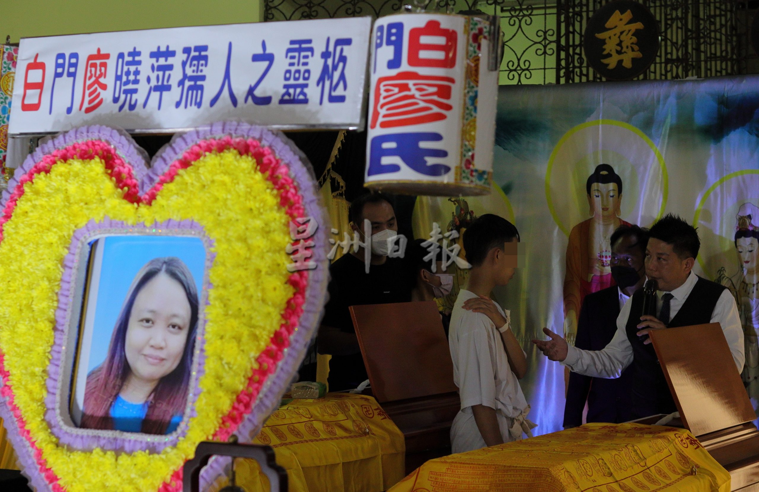 白国良与妻子和女友一同出殡