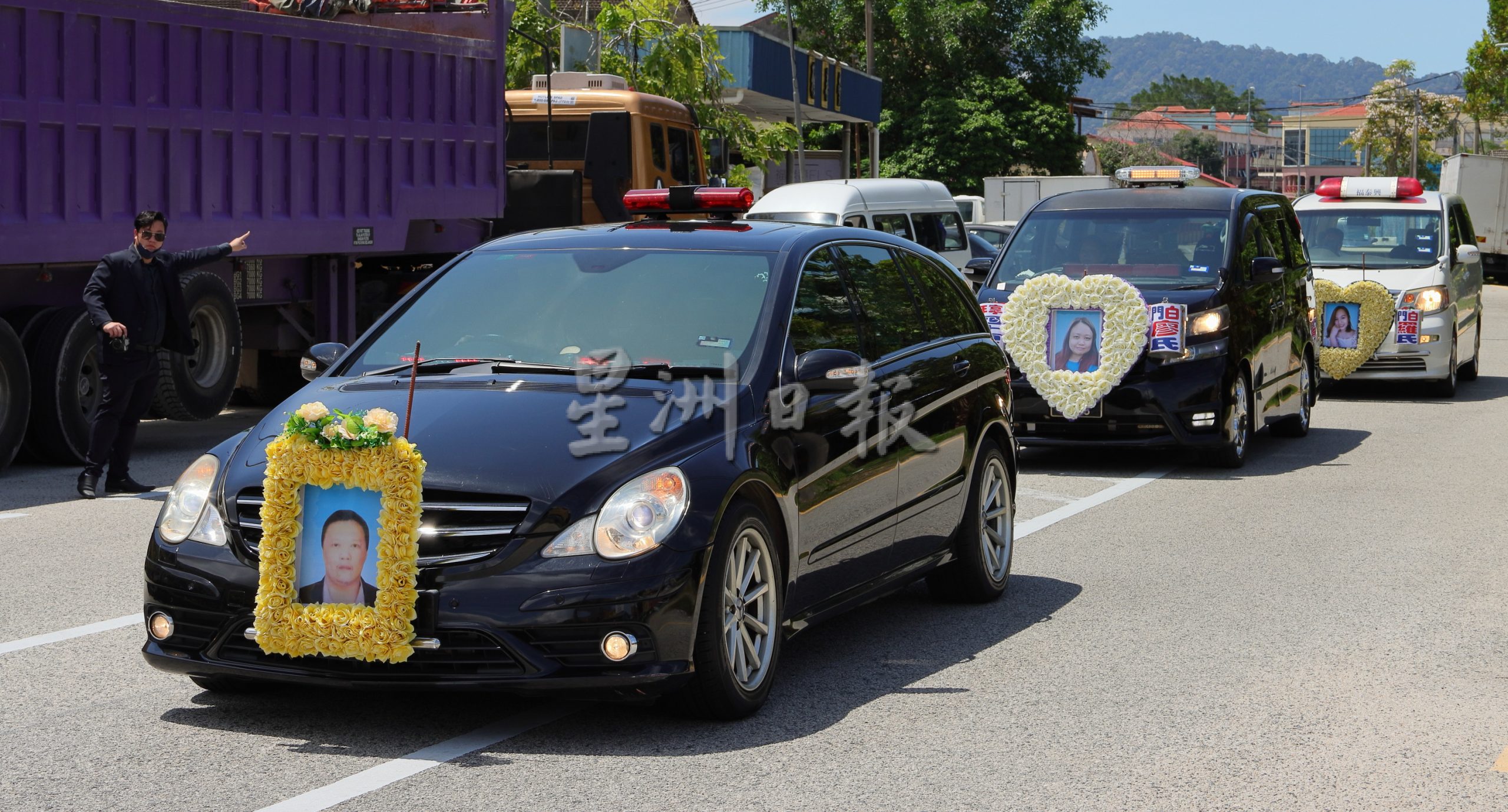 白国良与妻子和女友一同出殡